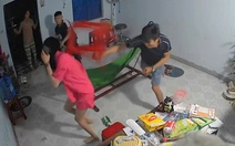 Nghẹt thở xem cảnh anh đánh em gái tàn bạo, sự thờ ơ của người thân mới đau đớn hơn cả