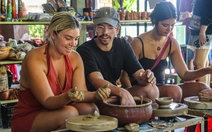 Đến làng gốm Thanh Hà tự tay nặn chén bát, tò he đất nung