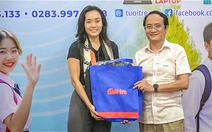 Nữ họa sĩ Phan Phú Yên trao 100 triệu đồng cho chương trình Tiếp sức đến trường của báo Tuổi Trẻ