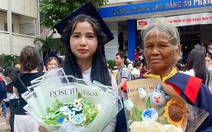 Nữ sinh sư phạm bỗng nổi tiếng vì clip mặc áo tốt nghiệp cho mẹ