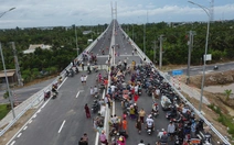 Dân miền Tây 'phá rào' lên check-in ở cầu Rạch Miễu 2 trước giờ thông xe
