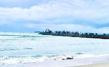 Hai nữ du khách thiệt mạng khi chèo sup tắm biển, bị sóng đánh lật