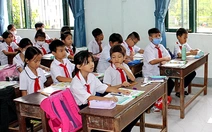 Đâu chỉ đồng phục học sinh, cả cặp, bìa bọc sách, tập vở cũng 'độc quyền' hình cổng trường