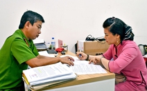 Bảo mẫu ném bé trai 14 tháng tuổi tử vong đối diện tội danh gì?