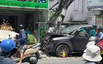 Xe bán tải mất lái tông gãy cột điện ở phường Thủ Đức, nghi do tài xế đột tử