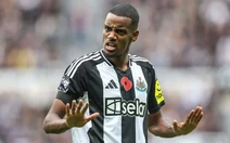 Isak nổi loạn, công khai 'bật' Newcastle