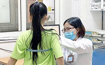 Ngủ ít và ngủ trễ dễ dậy thì sớm