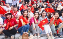 Đường phố xung quanh quảng trường Ba Đình tràn ngập người dân chờ xem tổng duyệt diễu binh
