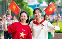 Đường phố xung quanh quảng trường Ba Đình tràn ngập người dân chờ xem tổng duyệt diễu binh