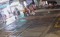 Nhân viên gác tàu nhanh trí khi xe máy tông văng barie tàu hỏa