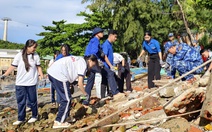Thu gom khoảng 1 tấn rác thải nhựa ở khu vực biển Phú Quốc