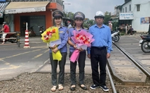 Tông gác chắn, ngã vào đường ray khi xe lửa đang tới, người đàn ông được cứu trong gang tấc