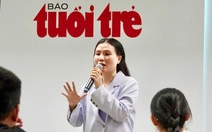 Sinh viên thực hành phỏng vấn với quán quân thi hùng biện tiếng Anh