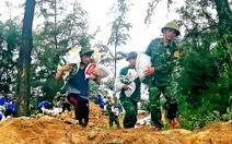 Hàng trăm người được huy động để gia cố bờ biển ứng phó bão số 5