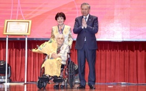 Tổng Bí thư Tô Lâm trao danh hiệu Anh hùng Lao động cho bà Nguyễn Thị Bình