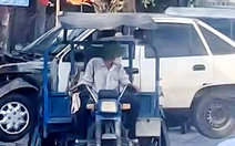 Chạy xe ba gác chở 'xác' ô tô, người đàn ông ở TP.HCM bị phạt