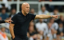 HLV Arne Slot chỉ trích lối chơi phản bóng đá của Newcastle