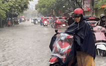 Hà Nội mưa bão số 5 cả đêm đến sáng, nhiều tuyến đường ngập sâu, giao thông tê liệt