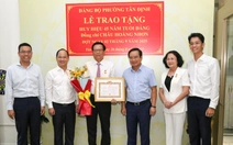 Trao Huy hiệu 45 năm tuổi Đảng cho ông Châu Hoàng Nhơn