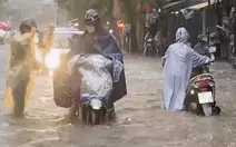 Trực tiếp: Hàng loạt tuyến phố ở Hà Nội ngập sâu, giao thông tắc nghẽn