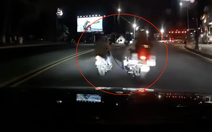 Đang chạy xe máy chắn đầu xe du khách tại Đà Lạt thì bị CSGT xử lý