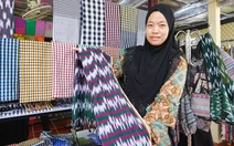 Nghề dệt thổ cẩm hơn 100 năm của người Chăm ở An Giang ‘đổi đời’, chinh phục du khách