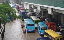 Hà Nội mưa bão số 5 cả đêm, nhiều đường ngập sâu, giao thông tê liệt