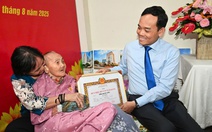 Bí thư Trần Lưu Quang trao Huy hiệu 80 năm tuổi Đảng cho cụ Trần Thị Mỹ Xuân