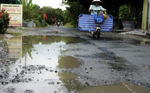 Đường tỉnh 961 xuống cấp nghiêm trọng, dân lấy vỏ xe làm biển báo
