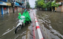 Nhiều tuyến phố ở Hà Nội vẫn đang ngập nặng, dân bì bõm lội nước