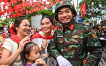 Chiến sĩ hát vang, giao lưu cùng người dân trước giờ sơ duyệt diễu binh