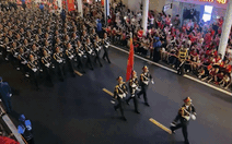 Đoàn diễu binh, diễu hành đi trong tiếng reo hò, cổ vũ của hàng ngàn người dân