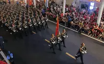 Đoàn diễu binh, diễu hành đi trong tiếng reo hò, cổ vũ của hàng ngàn người dân