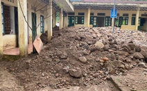 Lũ cuốn hàng trăm mét khối đất đá vào trường ở xã biên giới Thanh Hóa