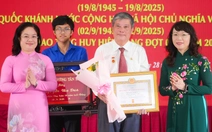 Nguyên Phó bí thư Thành ủy TP.HCM Nguyễn Văn Đua nhận Huy hiệu 50 năm tuổi Đảng