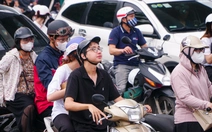 Đường phố Hà Nội ùn tắc khắp nơi