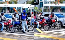 Bị gõ đầu vì dừng xe máy trên vạch kẻ đường dành cho người đi bộ