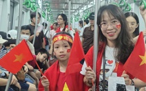Chuyến tàu Metro Hà Đông - Cát Linh tấp nập, xuyên đêm