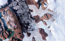 Bất ngờ hồ nước ngầm trồi lên từ mặt băng Greenland