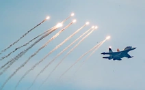 Tiêm kích Su 30-MK2 thả đạn nhiễu, trực thăng kéo cờ trên bầu trời thủ đô