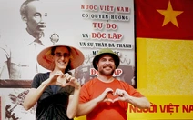 Cặp đôi nước ngoài đến Hà Nội xem diễu binh 2-9: 'Chúng tôi yêu tinh thần Việt Nam'
