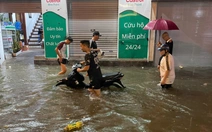 Hà Nội mưa như trút nước, nhiều tuyến phố ngập sâu