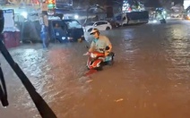 Sau một ngày nắng, TP.HCM sấm chớp sáng trời, mưa ngập nhiều nơi