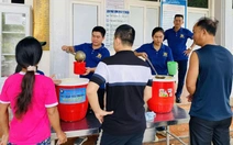Cả thanh xuân giữ lửa cho những nồi cháo nghĩa tình