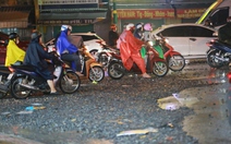 Mưa cuốn đá đường sắt tràn ra đường Phạm Văn Đồng, TP.HCM, kẹt xe kéo dài
