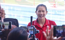 'Tiểu tiên cá' Ánh Viên 'mệt nhoài' trong vòng vây của sinh viên truyền thông thực hành tác nghiệp