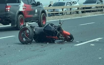 Mô tô phân khối lớn va chạm liên hoàn với 2 ô tô, người đàn ông nước ngoài tử vong
