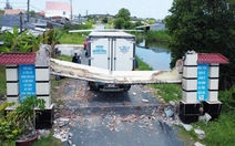 Xe tải tông sập cổng chào bằng bê tông kiên cố ở Cà Mau