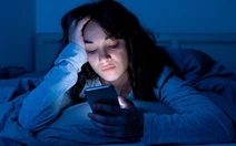 Đêm nằm ôm điện thoại và tác hại kinh hồn của nó