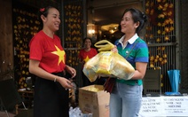 Ấm lòng khách thập phương: Gia đình Hà Nội phát 1.000 bánh mì, mời nghỉ qua đêm chờ diễu binh
